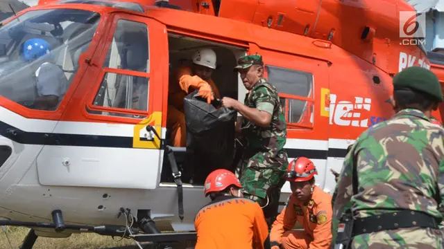 Sujud Syukur Pendaki Rinjani Setelah Berhasil Dievakuasi