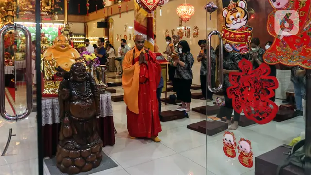 FOTO: Ibadah Perayaan Waisak di Vihara Avalokitesvara Pondok Cabe