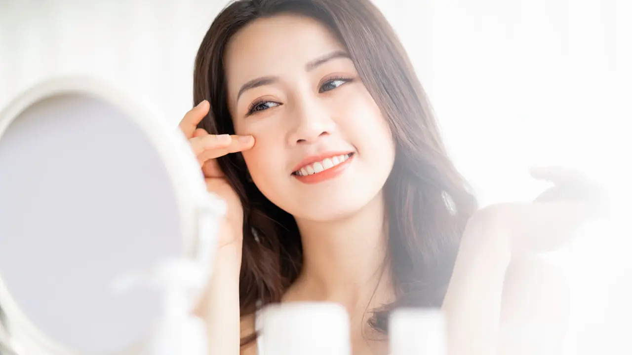Ups, 4 Kesalahan Ini Sering Terjadi Saat Menyamarkan Mata Panda dengan Makeup!