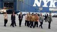 Presiden Jokowi bersama sejumlah menteri dan CEO MMC Osamu Masuko meninjau pelepasan ekspor perdana Mitsubishi Xpander di Cilincing, Jakarta, Rabu (25/4). Jokowi menyebut ekspor dan investasi kunci penting kemajuan Indonesia. (Liputan6.com/Angga Yuniar)