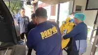 Pos Mortem Polda Jawa Timur kembali menerima tiga jenazah korban tragedi ambruknya bangunan musala Pondok Pesantren (Ponpes) Al Khoziny, Buduran, Sidoarjo, Jumat malam, 3 Oktober 2025. (Liputan6.com/ Dian Kurniawan)