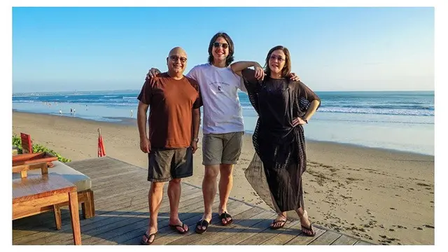 6 Gaya Maia Estianty saat Liburan di Pantai, Tetap Stylish