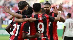Penyerang AC Milan asal Portugal bernomor punggung 9, Goncalo Ramos (tengah), merayakan gol yang mengubah kedudukan menjadi 2-3 bersama rekan-rekan setimnya dalam pertandingan persahabatan pramusim antara Manchester United dan AC Milan di Tarczynski Arena, Wroclaw, Polandia, pada 15 Agustus 2026. (Sergei GAPON/AFP)