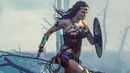 Aksi Gal Gadot saat memerankan perannya saat syuting film terbarunya, Wonder Woman. Wonder Woman adalah film pahlawan super tahun yang berdasarkan DC Comics karakter, dan filmnya didistribusikan oleh Warner Bros. Pictures. (AP Photo)