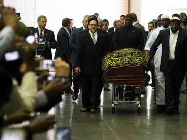 Jenazah legenda tinju dunia, Muhammad Ali, disemayamkan di Freedom Hall jelang pemakaman di Cave Hill di Louisville, Kentucky, AS, (9/6/2016). (AFP/Jim Watson)