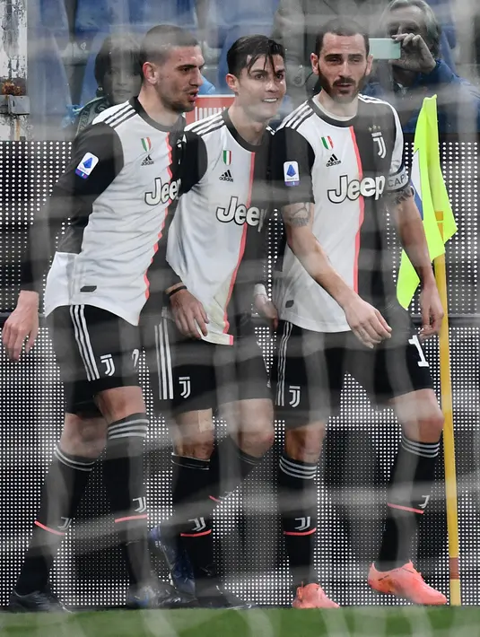 Penyerang Juventus, Cristiano Ronaldo (tengah) berselebrasi dengan rekan-rekannya usai mencetak gol ke gawang Sampdoria pada pertandingan lanjutan Liga Serie A Italia di stadion Luigi-Ferraris di Genoa (18/12/2019). Juventus menang tipis 2-1 atas Sampdoria. (AFP/Marco Bertorello)