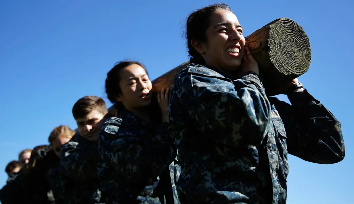 Calon tentara Angkatan Laut AS menggotong kayu dalam Sea Trials di Akademi Angkatan Laut AS di Annapolis, Md., (16/5). Ujian militer ini digelar sekitar 14 jam. (AP Photo/Patrick Semansky)