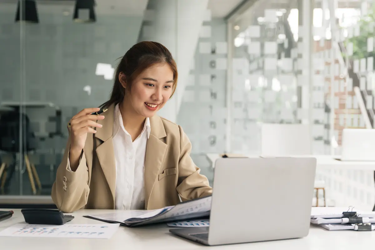 perempuan dan laptop bahagia