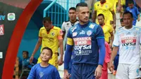 Pemain bola Indonesia berwajah rupawan, Raphael Maitimo, kuak sisi lain sepak bola yang membuatnya jatuh cinta pada jenis olahraga ini.