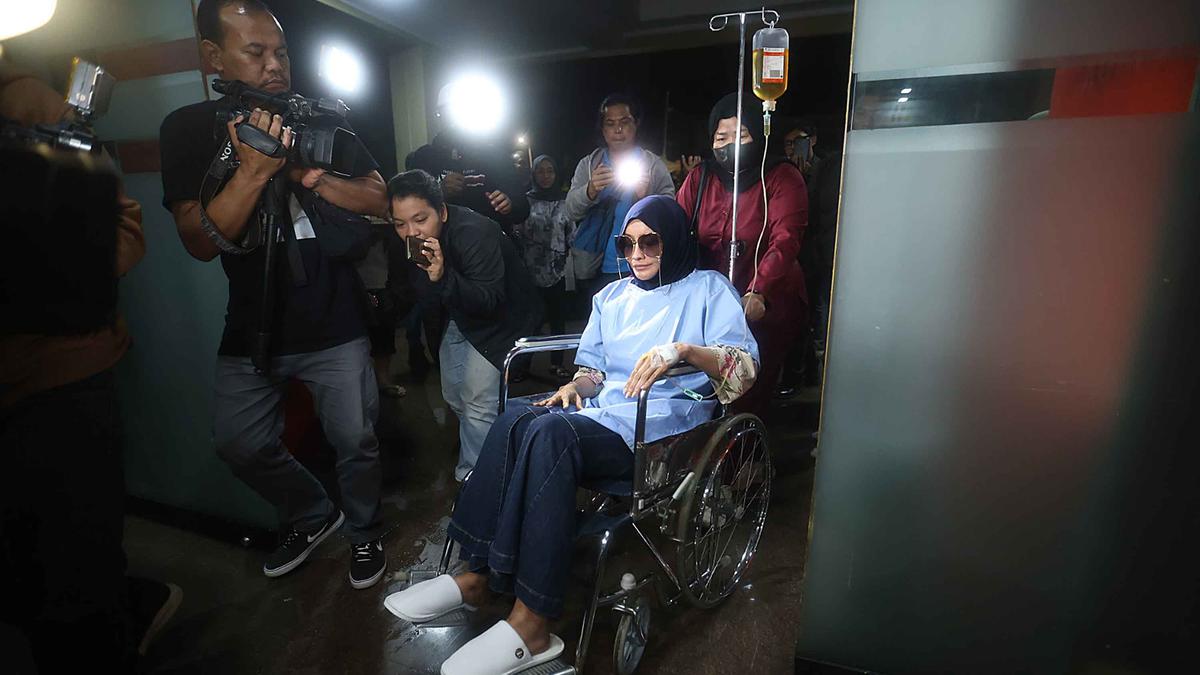 Gunakan Kursi Roda, Doktif Penuhi Panggilan Penyidik Polres Metro Jakarta Selatan