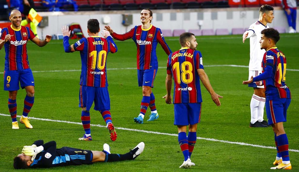 Para pemain Barcelona merayakan gol yang dicetak oleh Martin Braithwaite ke gawang Osasuna pada laga Liga Spanyol di Stadion Camp Nou,  Minggu (29/11/2020). Barca menang dengan skor 4-0. (AP/Joan Monfort)
