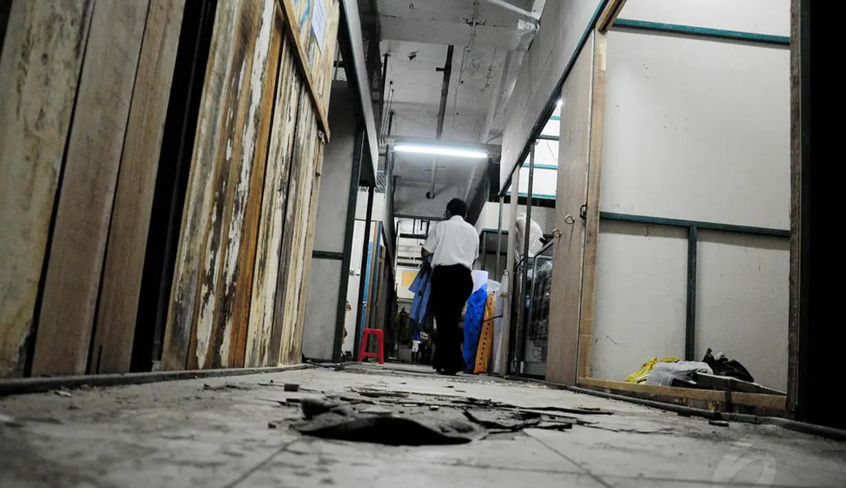 Selain sepi, kios sementara Blok V Pasar Senen yang diberikan pengelola juga tidak dilengkapi pintu untuk menutup kios, Jakarta, Selasa (24/6/14). (Liputan6.com/Faizal Fanani) 