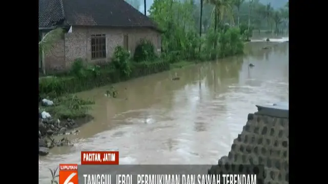 Selain merendam rumah dan puluhan hektare padi, banjir juga merusak akses jalan antarkecamatan.