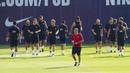 Pelatih Barcelona, Ernesto Valverde, memimpin latihan di Joan Gamper, Barcelona, Senin (17/7/2017). La Blaugrana menggelar latihan untuk mempersiapkan skuad yang akan menjalani tur pramusim di AS. (EPA/Alejandro Garcia)