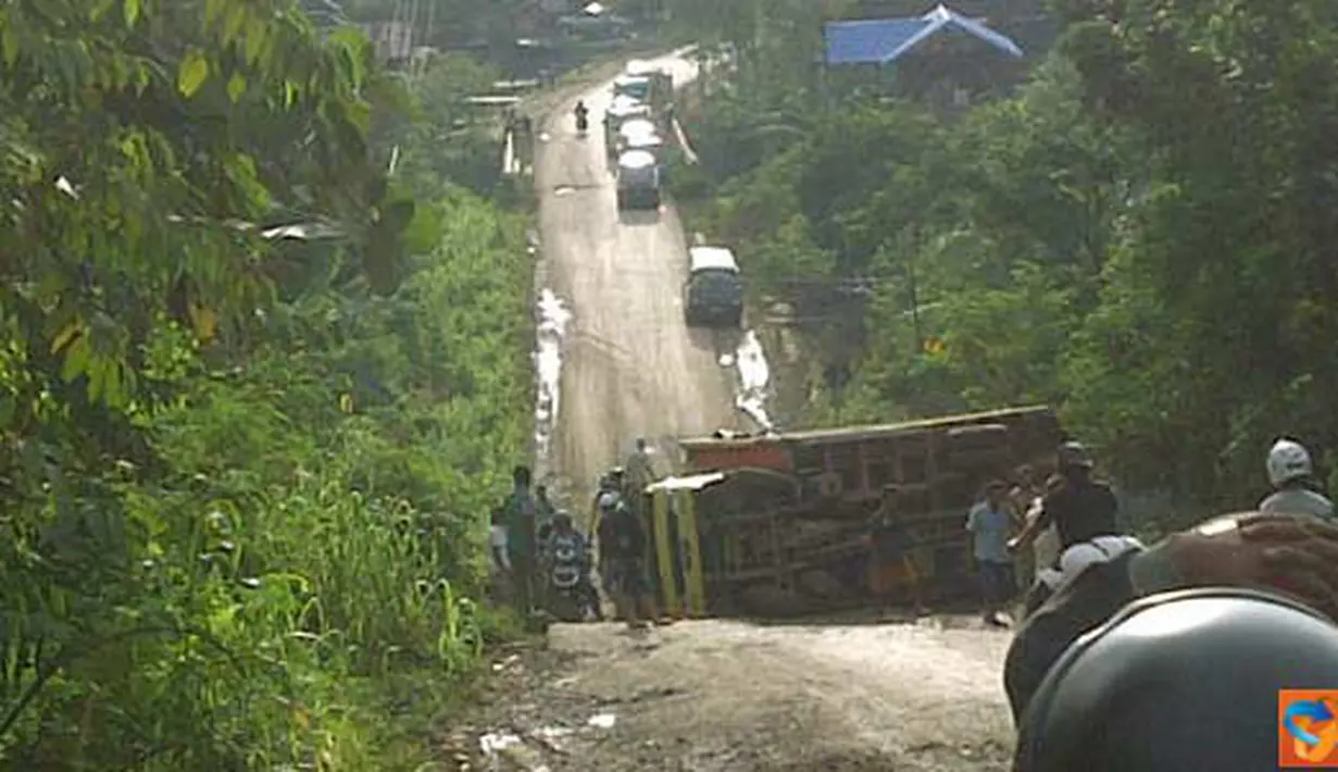 Citizen6, Samarinda: Truk pengangkut kelapa sawit terguling di Desa Sebulu, Kutai Kartanegara, Jumat (30/4). (Pengirim: One Reload)