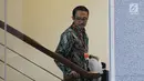 Mantan Kepala Badan Penyehatan Perbankan Nasional (BPPN) I Putu Gede Ary Suta (kanan) menunggu panggilan saat akan menjalani pemeriksaan oleh penyidik di Gedung KPK, Jakarta, Selasa (9/7/2019). I Putu Gede diperiksa terkait dugaan korupsi penerbitan SKL BLBI. (merdeka.com/Dwi Narwoko)