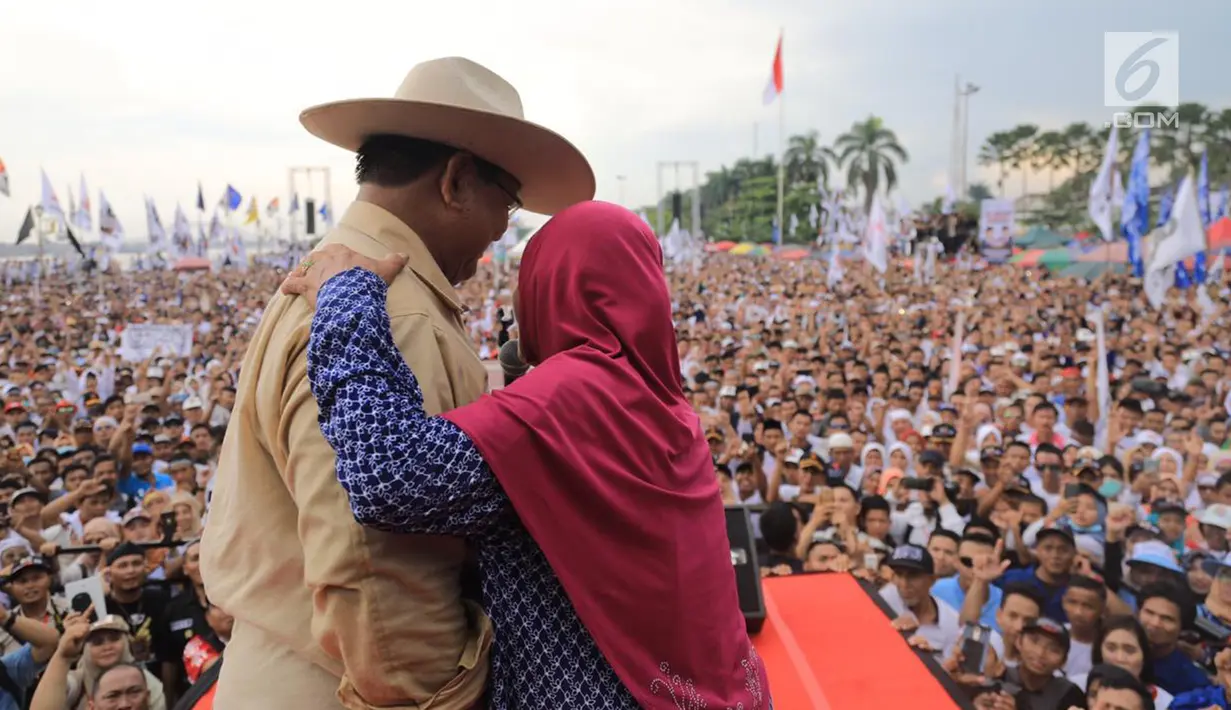 Calon presiden nomor urut 02 Prabowo Subianto berbincang dengan pendukungnya saat kampanye akbar di Lapangan Benteng Kuto Besak, Palembang, Rabu (9/4). Masyarakat Sumsel juga menyampaikan kesanggupannya memenangkan Prabowo-Sandiaga di Pilpres 17 April 2019. (Liputan6.com/Pool/Media Prabowo Sandi)