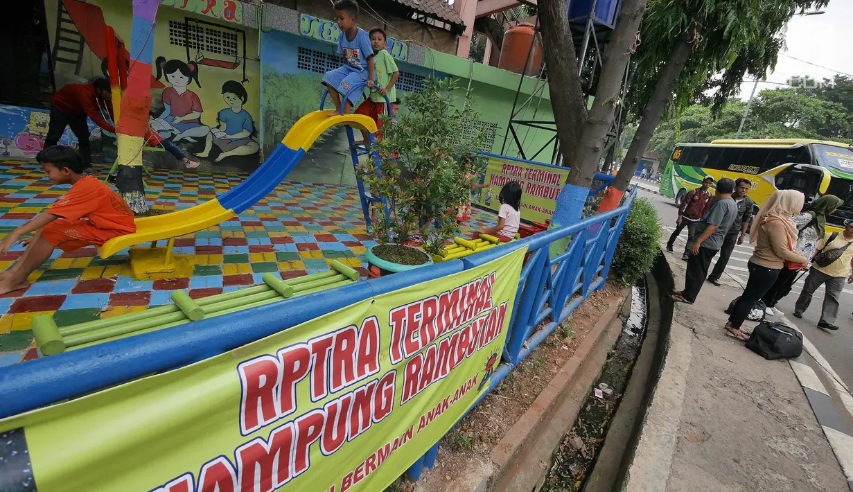 Sejumlah anak bermain dengan fasilitas permainan yang tersedia di RPTRA Terminal Kampung Rambutan, Jakarta, Senin (27/5/2019). Menyambut arus mudik Lebaran 2019, RPTRA mini ini diharapkan bisa memberi hiburan bagi anak-anak yang hendak menunggu keberangkatan. (Liputan6.com/Herman Zakharia)