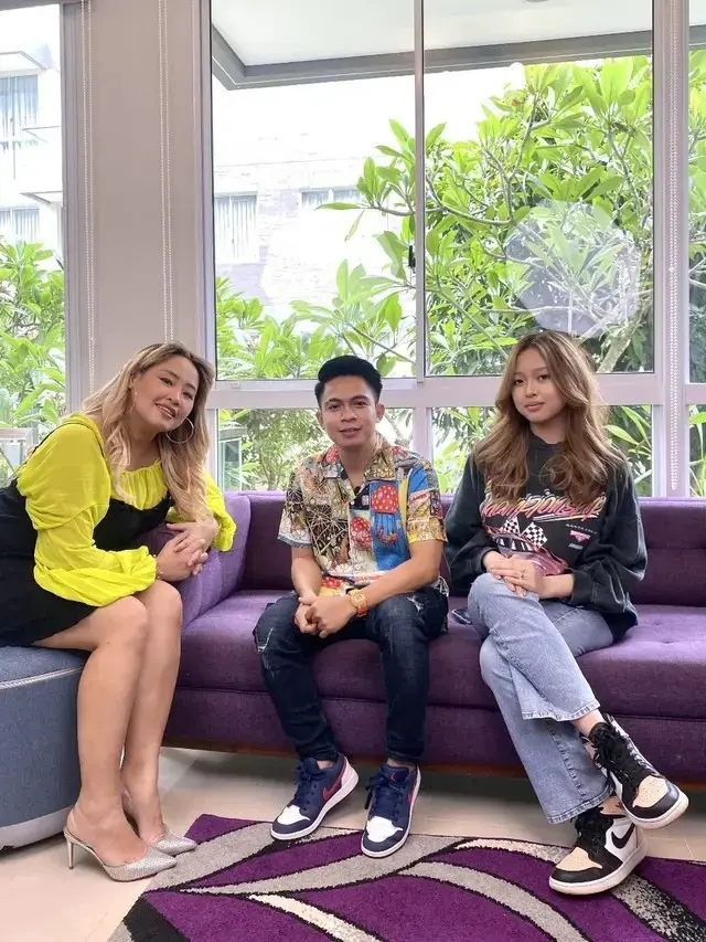 Belum Direstui Anak, Ini 8 Potret Pinkan Mambo dengan Michelle Ashley