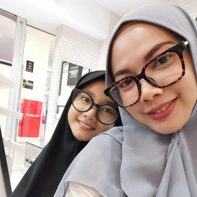 6 Potret Ghea Astrid Mantan Istri Pertama Ifan Seventeen, Bahagia Bareng Keluarga