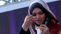Adalah Ayu Ting Ting yang memberikan Siti Nurhaliza ramuan air kencur untuk mengobati sakit tenggorokan diva asal Malaysia tersebut.