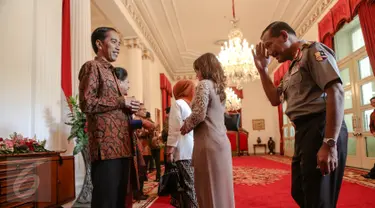 Presiden Jokowi (kiri) menerima Kapolri Jenderal Pol. Badrodin Haiti (kanan) saat halal bihalal di Istana Negara, Jakarta, Rabu (22/7). Acara tersebut dihadiri sejumlah menteri kabinet kerja dan pimpinan lembaga negara. (Liputan6.com/Faizal Fanani)