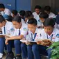 Nampak puluhan siswa peserta ujian nasional di Garut, tengah fokus mempelajari mata ajaran yang akan di ujikan hari ini (Liputan6.com/Jayadi Supriadin)