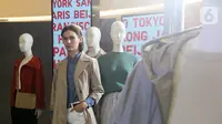 Model saat catwalk dalam Koleksi LifeWear 2022 Spring Summer UNIQLO di Senayan City, (13/01/2022). Koleksi tersebut diciptakan dengan kualitas terbaik namun tetap terjangkau oleh berbagai kalangan dan direpresentasikan dalam bentuk instalasi ikonik UNIQLO City. (Liputan6.com/Fery Pradolo)