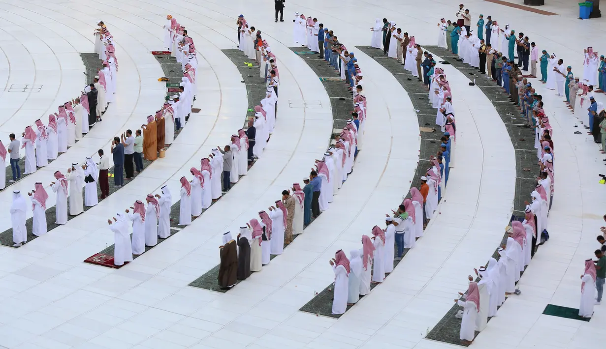 Jemaah melaksanakan salat Idul Fitri di Masjidil Haram, Mekah, Arab Saudi, Minggu (24/5/2020). Salat Idul Fitri tetap digelar di Masjidil Haram dan Masjid Nabawi namun dengan jemaah terbatas. (AFP)