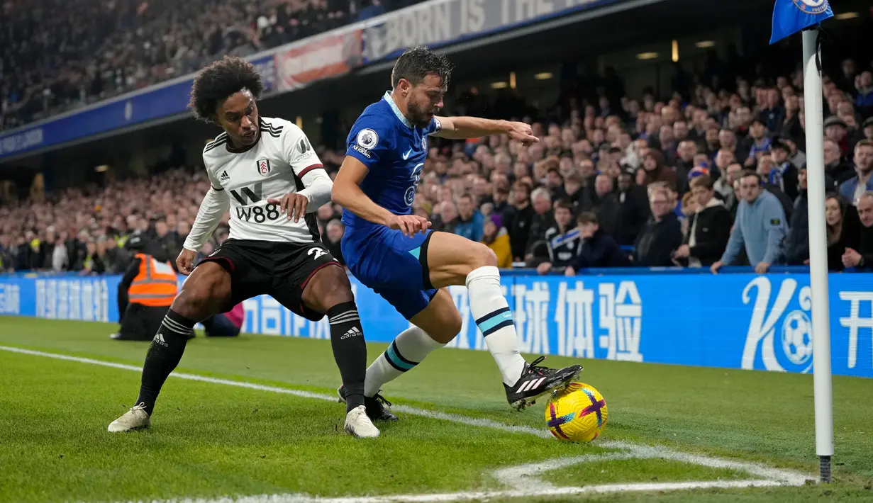 Pemain Fulham Willian berebut bola dengan pemain Chelsea Cesar Azpilicueta (kanan) pada pertandingan sepak bola Liga Inggris di Stadion Stamford Bridge, London, Inggris, 3 Februari 2023. Chelsea ditahan imbang Fulham 0-0. (AP Photo/Kirsty Wigglesworth)