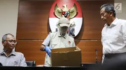 Petugas menunjukkan barang bukti hasil OTT di gedung KPK, Jakarta, Sabtu (27/5).  KPK menyita uang sebanyak Rp40 Juta, Rp1,145 Milyar dan USD 3000 yang diduga sebagai suap terkait pemberian predikat WTP terhadap Kemendes. (Liputan6.com/Angga Yuniar)