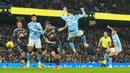 Aksi cerdik Josko Gvardiol itu membuat bola tendangan Phil Foden mengalir deras ke gawang Leeds United pada pekan ke-13 Premier League 2025/2026 di Etihad Stadium, Sabtu (29/11/2025) malam WIB. (AP Photo/Ian Hodgson)