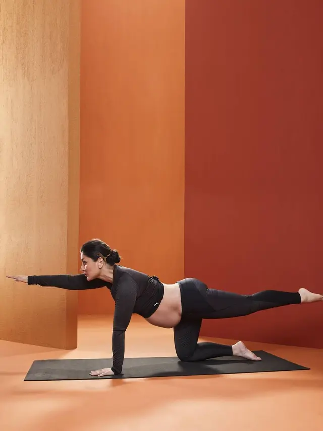 6 Gaya Pemotretan Kareena Kapoor saat Yoga dengan Baby Bump, Curi Perhatian