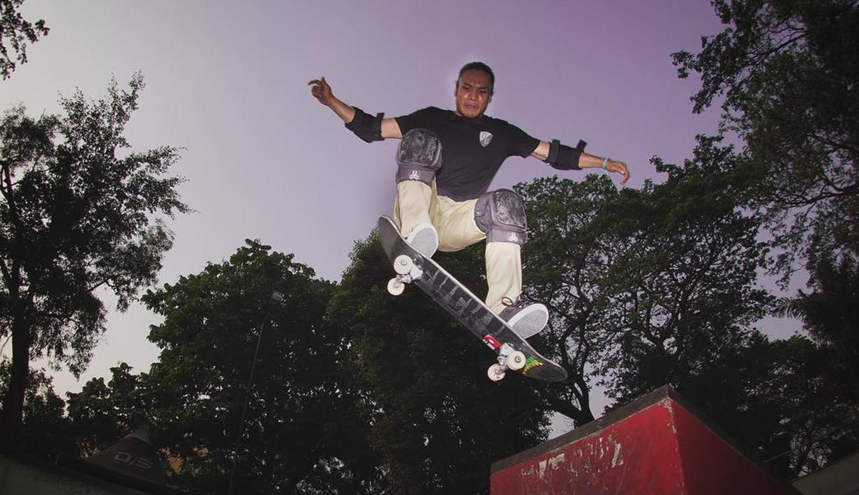 Olahraga skateboard juga ia lakoni. Dari laman Instagramnya bahkan Randy juga membagikan momen ketika ia meluncur dengan papan skate-nya. (Liputan6.com/IG/@randpunk)