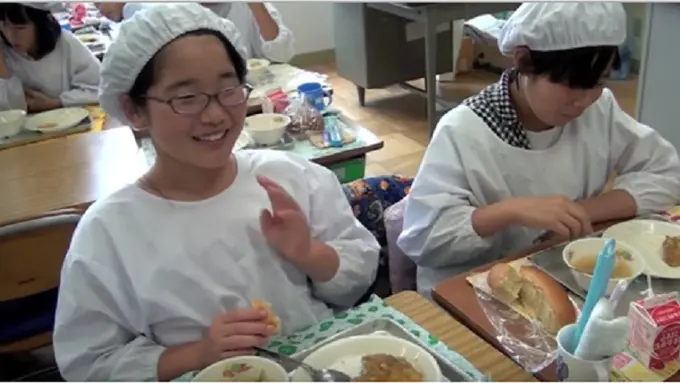 Murid Sekolah di Jepang Belajar Mandiri Ketika Makan Siang