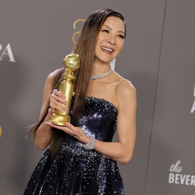 Penampilan Berotot Michelle Yeoh yang Berusia Usia 60 Tahun di Gelaran Golden Globes 2023