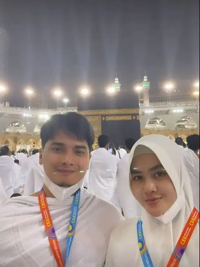 6 Potret Alvin Faiz dan Istri Ibadah Umrah, Penampilan Henny Pakai Cadar Curi Perhatian