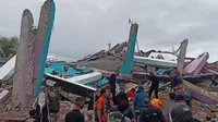 Regu Penyelamat di Mamuju, Sulawesi Barat berjibaku dengan waktu untuk menyelamatkan korban reruntuhan RS Mitra Manakarra yang ambruk akibat gempa di Sulbar. (Foto: Liputan6.com/Abdul Rajab Umar)