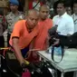 Salah satu tersangka curas motor di Garut, tengah mempraktekan adegan mencuri motorj (Liputan6.com/Jayadi Supriadin)