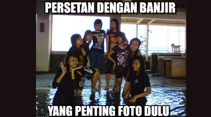 Jakarta yang sedang kebanjiran, oleh beberapa onliner dijadikan bahan untuk  membuat karya yang kreatif.