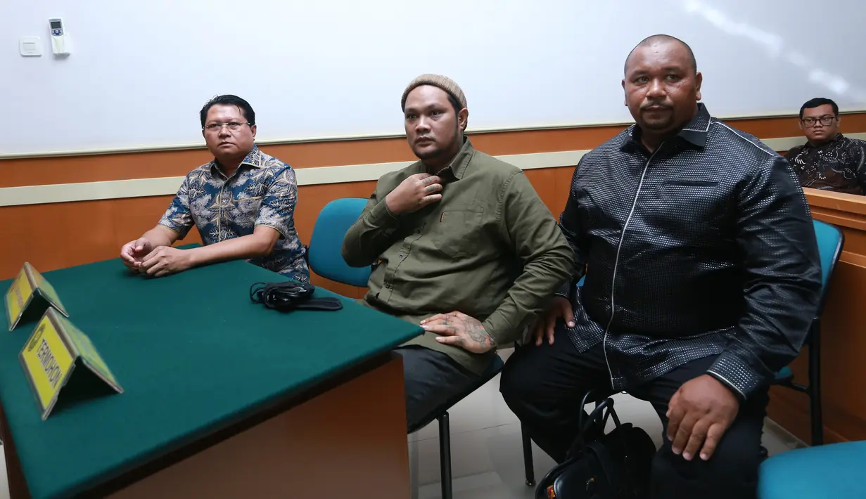 "Kami selaku tergugat menghadirkan dua ahli semuanya doktor. Pertama dr. Irfan menjelaskan tentang perilaku yang dilarang seorang istri," kata Adrianus Agil selaku kuasa hukum Virgoun, Rabu (20/9/2023) dilansir dari Kapanlagi. [KapanLagi.com/Deki Prayoga]