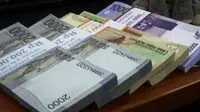 Bagi-bagi uang receh buat THR. (Via: soulofjakarta.com)