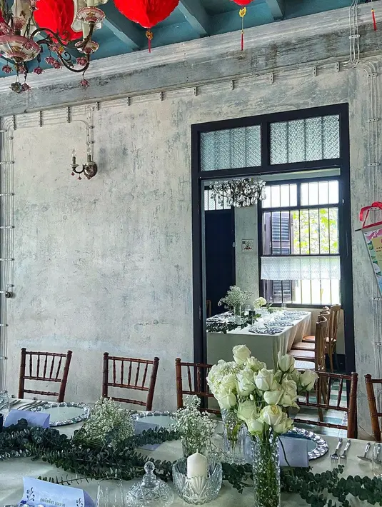 Ornamen khas budaya peranakan dengan lampion disematkan di langit-langit ruangan [@ekarin_foodandtone]