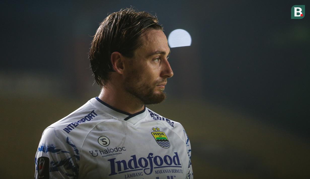 <p>Pemain Persib Bandung, Marc Klok bersiap melakukan tendangan pojok saat laga perempat final Piala Presiden 2022 antara Persib Bandung melawan PSS Sleman di Stadion Si Jalak Harupat, Bandung, Jumat (01/07/2022). (Bola.com/Bagaskara Lazuardi)</p>