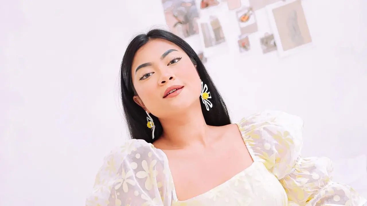 8 Inspirasi Gaya Makeup ala Hanum Mega, dari Bold hingga Monokromatik