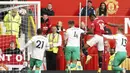 Sementara peluang terakhir Manchester United lewat sundulan Marcus Rashford usai menerima umpan tarik Casemiro masih melenceng tipis di sisi kanan tiang gawang Nick Pope. Hingga laga usai skor 0-0 tetap bertahan. (AP/Dave Thompson)