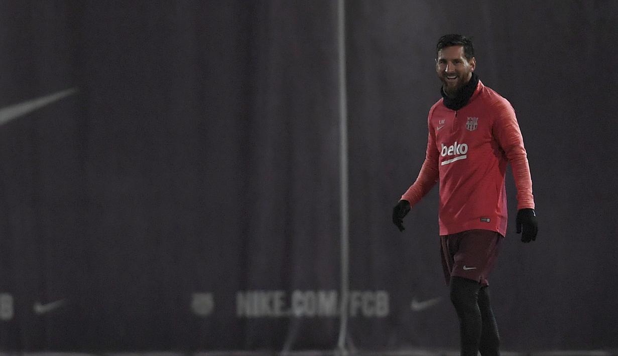 Lionel Messi tampak tersenyum dalam sesi latihan jelang laga lanjutan grup B Liga Champions yang berlangsung di stadion Camp Nou, Spanyol, Rabu (12/12). El Barca akan ditantang Tottenham Hotspur yang membutuhkan kemenangan. (AFP/Lluis Gene)