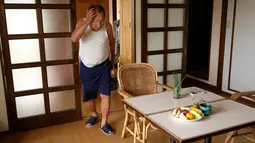 Mantan petinju profesional Jepang, Iwao Hakamada (82) yang divonis hukuman mati, berada di rumahnya, Hamamatsu, Prefektur Shizuoka, 28 Agustus 2018. Pengadilan mengeluarkan Hakamada dari sel isolasi meski tidak menghapuskan hukumannya. (KAZUHIRO NOGI/AFP)