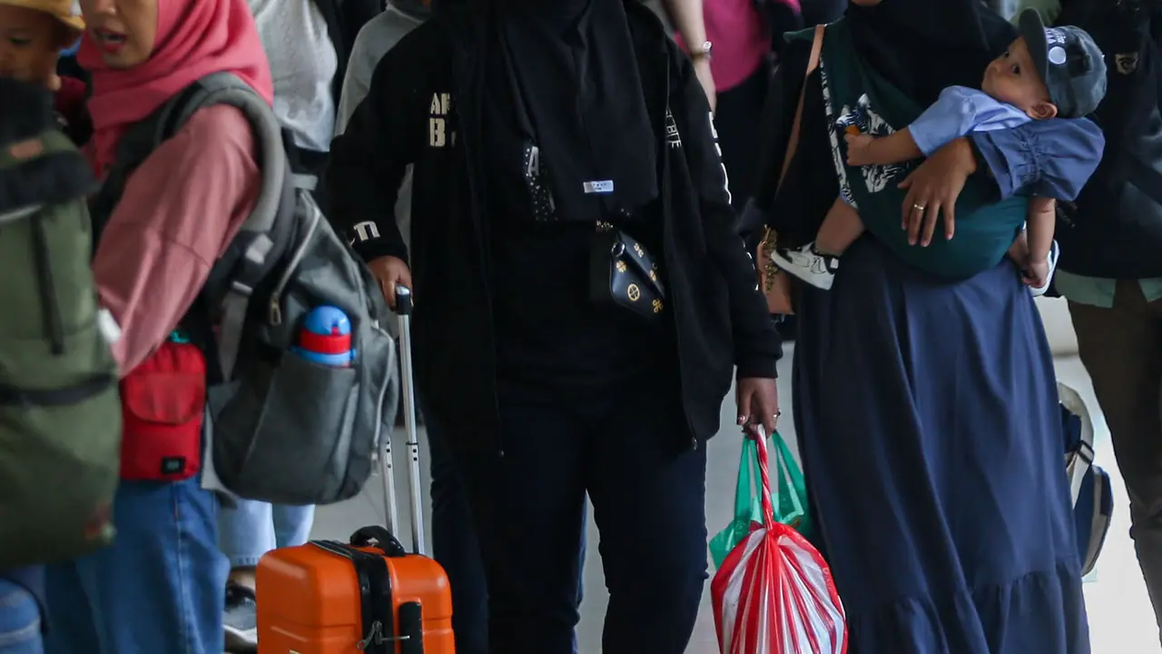 Pemudik Tiba di Jakarta Melalui Stasiun Kereta