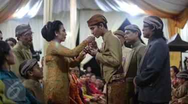 Prosesi Midodareni Gibran Rakabuming putra sulung Presiden Joko Widodo di kediaman calon mempelai wanita, Selvi Ananda Putri, Solo, Rabu (10/6/2015). (Liputan6.com/Faizal Fanani) 